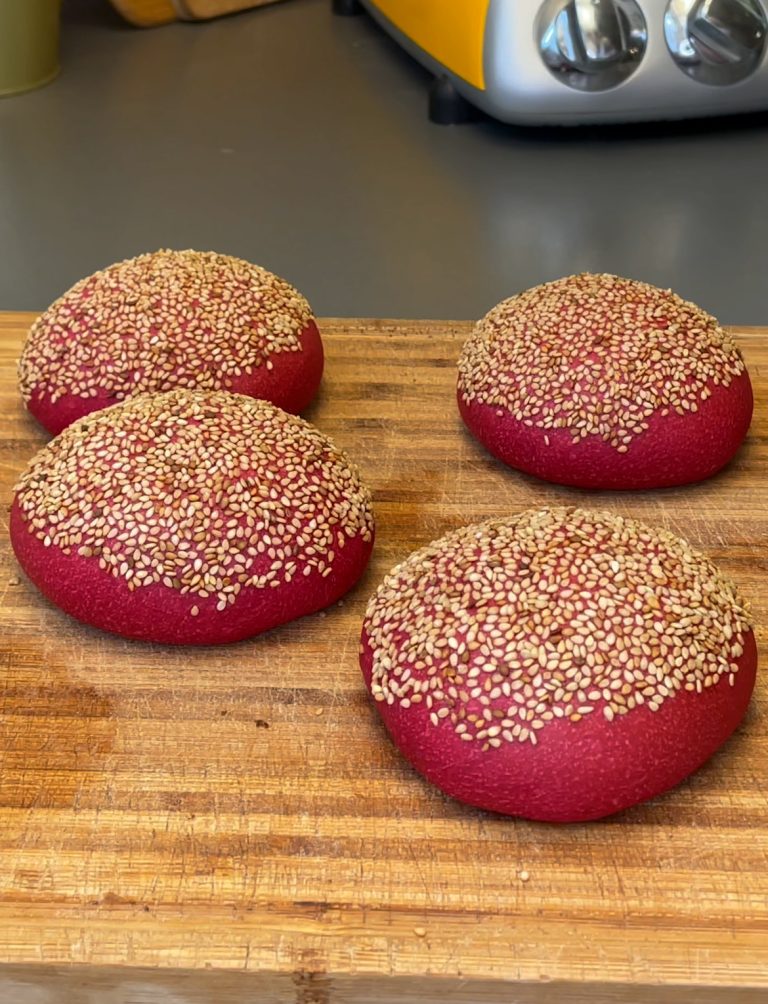 Vegane rote Burger Buns