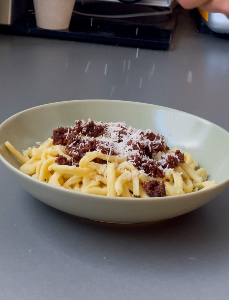 Altbrotpesto mit Maccaroni